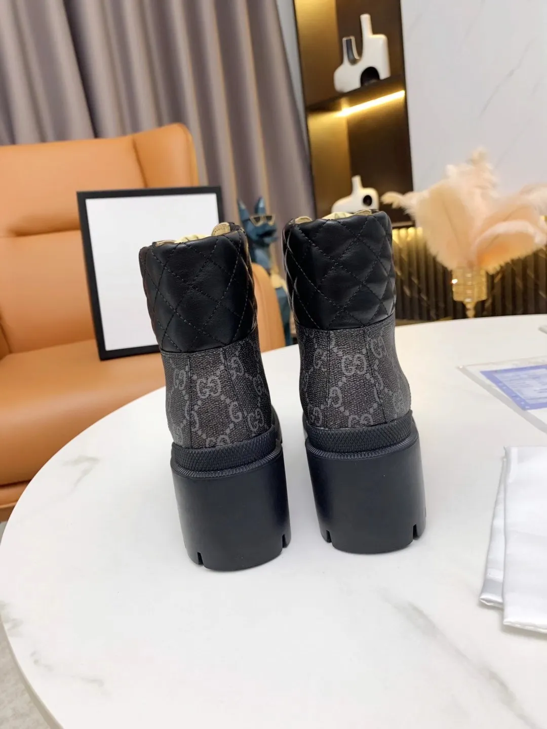 👟👟Ex-factory price 560👟👟 (Electric embroidery on the shoe collar ➕ Oil edge on the upper) The new version of Gucci GUCCI is on sale...🔥 It has a retro British style and is decorated with a LOGO cloth label on the front. Heel height: 6cm Fabric: Imported cowhide, open edge beads, lining/foot pads: upgraded cowhide 🐂 Color: black white open edge beads Code number: 34-40. 34 and 41 42 need to be customized Packaging: Comes with card and cloth bag.